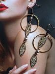 Boucles d'oreilles réalisées avec éléments de récupération, pour oreilles percées