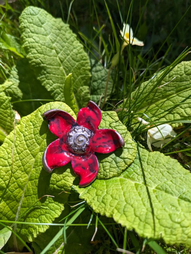 Originale petite broche fleur réalisée avec un élément métal de récupération, revisité!