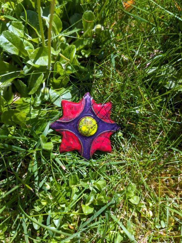 Originale petite broche fleur réalisée avec un élément métal de récupération, revisité!