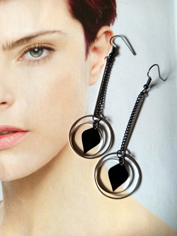 Boucles d'oreilles réalisées avec éléments de récupération, pour oreilles percées