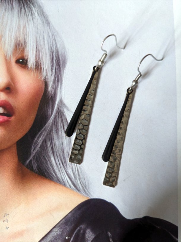 Boucles d'oreilles réalisées avec éléments de récupération, pour oreilles percées